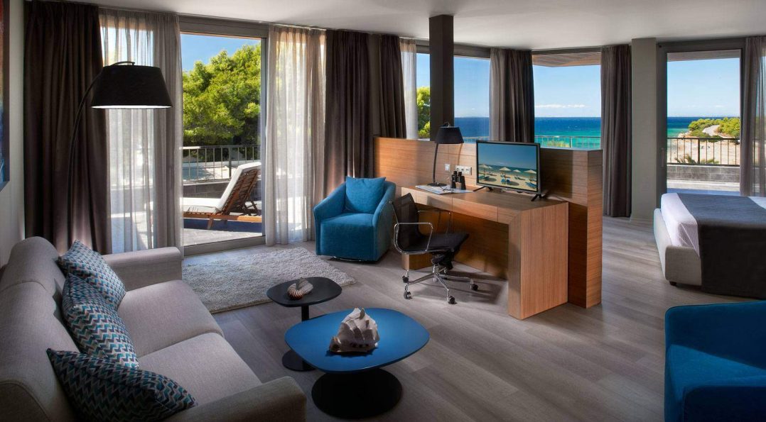 Deluxe Suite with Sea View
